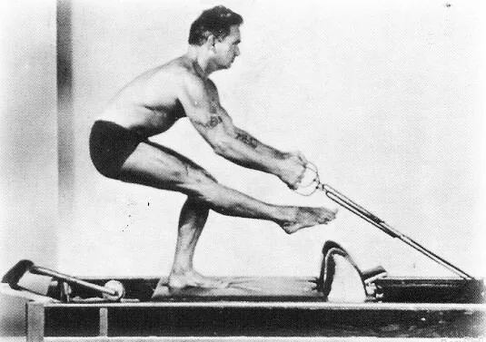 Joseph Pilates practicando su método