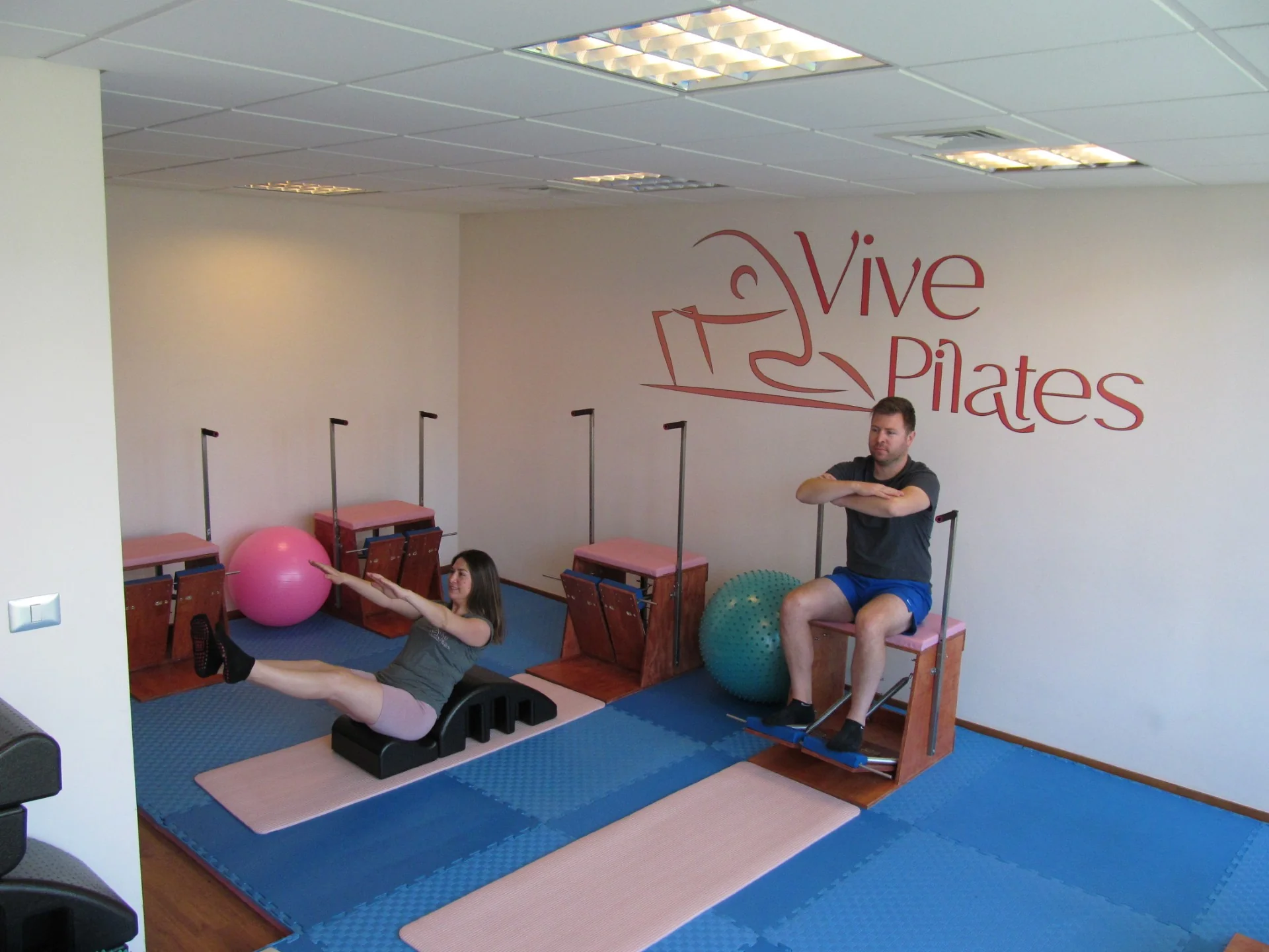 Sala de Pilates con Chairs - Equipamiento especializado